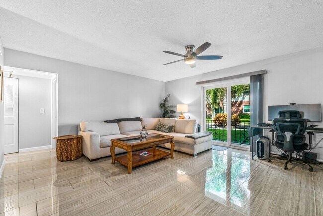 Building Photo - 2037 S Seacrest Blvd