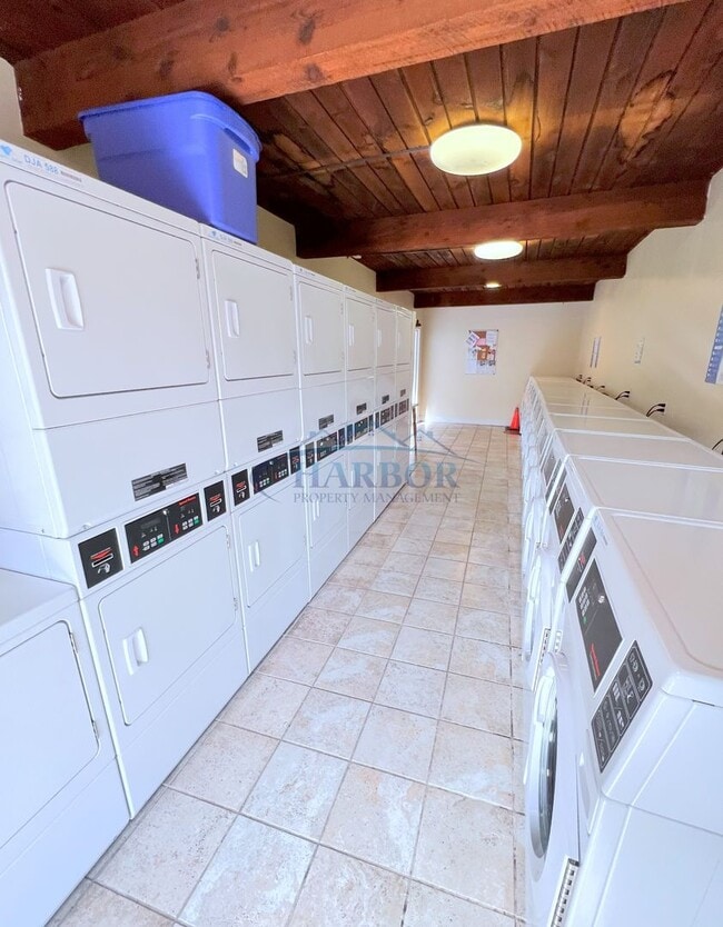 Building Photo - Stylish Condo with Pool, Fitness Center & ...