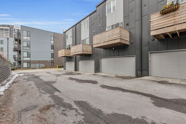 Building Photo - 2712 McGee Trafficway