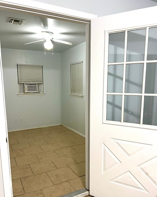 Building Photo - 2112 Tanglewood St