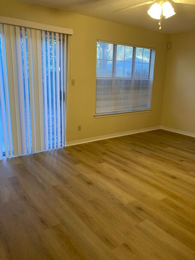 Building Photo - 695 Lloyd St