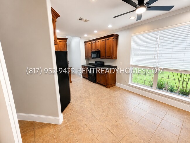 Building Photo - 4901 Lakeside Dr
