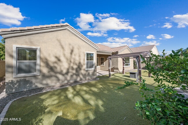 Building Photo - 2407 E Iris Dr