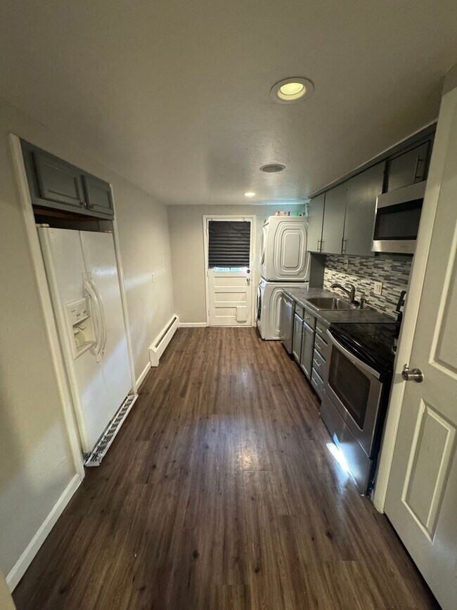 Building Photo - Remodeled 2 Bed, 1 Bath Condo in the Goldsmith Neighborhood!