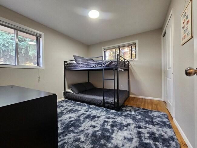 Building Photo - Fully Furnished Mid Century Charmer- month to month/midterm/short term, 3 bedrooms, highly desira...