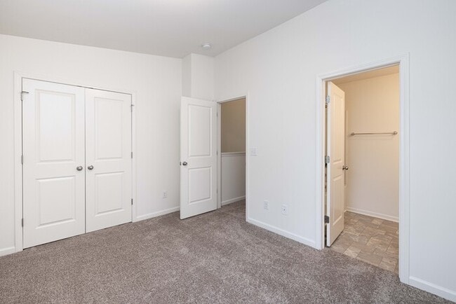 Building Photo - 2BD Townhome minutes from Downtown Pineville & I485