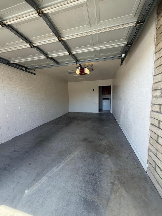 Building Photo - 520 S Greenfield Rd