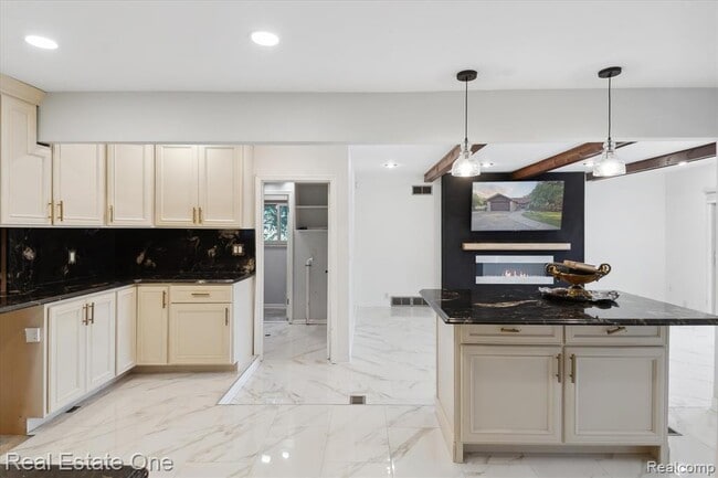 Building Photo - 23944 Fordson Dr