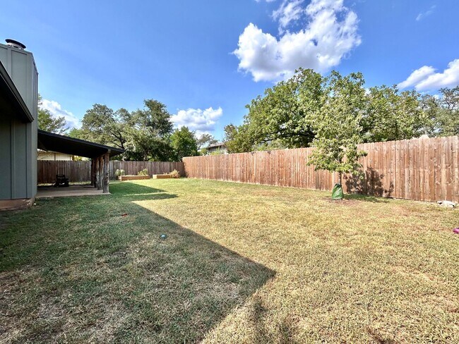 Building Photo - Cozy 3-Bedroom, 2-Bath Home with Covered D...