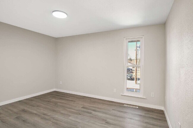 Building Photo - 2-Bedroom Gem with Granite Countertops Available in May