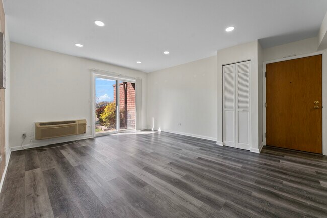 Building Photo - 900 N Lakeside Dr