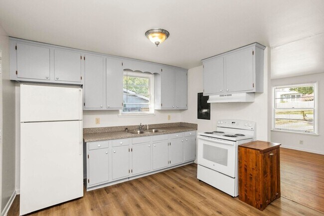 Building Photo - 2510 9th Ave S