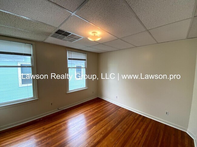 Building Photo - 1415 Clarke Ave SW