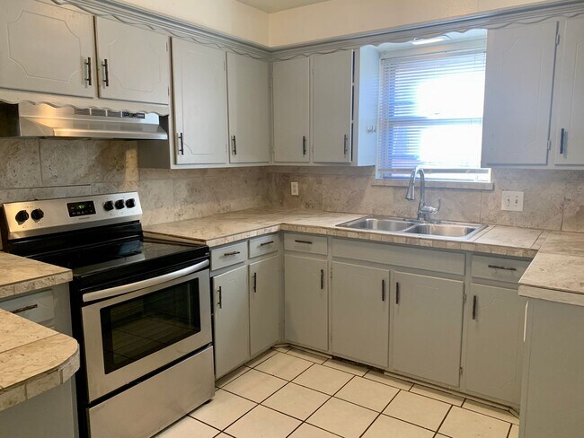 Building Photo - 2716 Chaucer Dr