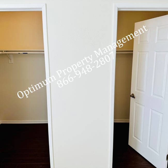 Building Photo - Modern Elegance and Comfort!