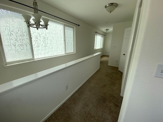 Building Photo - Spacious 3 Bedroom, 2.5 Bathroom Marina To...