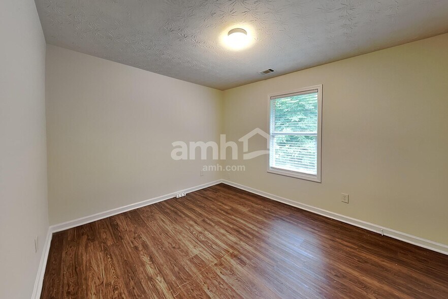 Building Photo - 413 Marsh Lake Rd SE