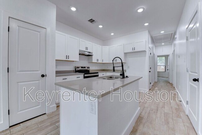 Building Photo - 5121 Southwind St