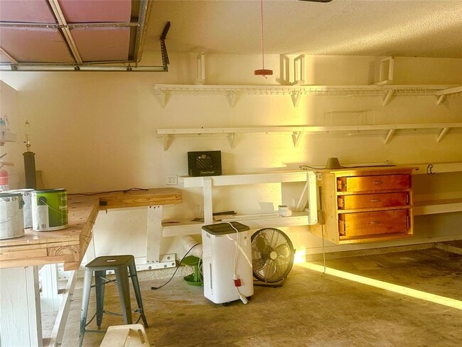 Building Photo - 1102 Serenada Dr