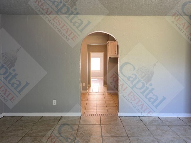 Building Photo - Large 4 Bedroom Home