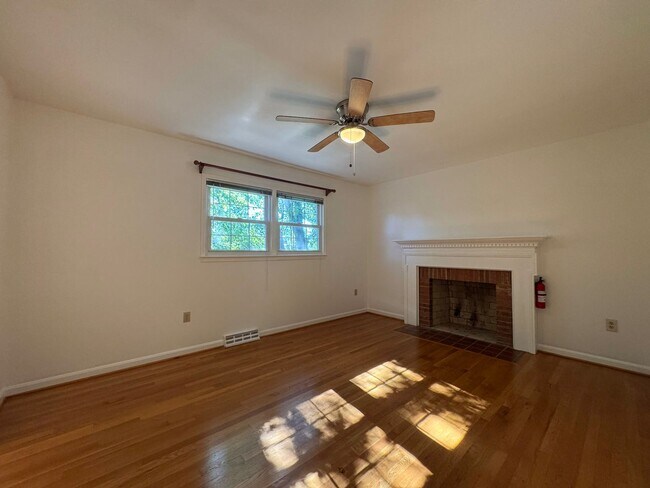Building Photo - Spacious 4 Bed 2/2 Bath Home with Park-Lik...