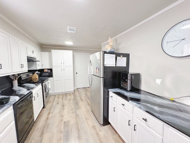 Building Photo - 4 Bed 2 Bath - Pre-leasing 2026