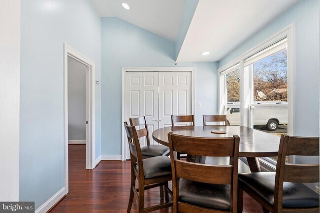 Building Photo - 4016 Hirst Dr