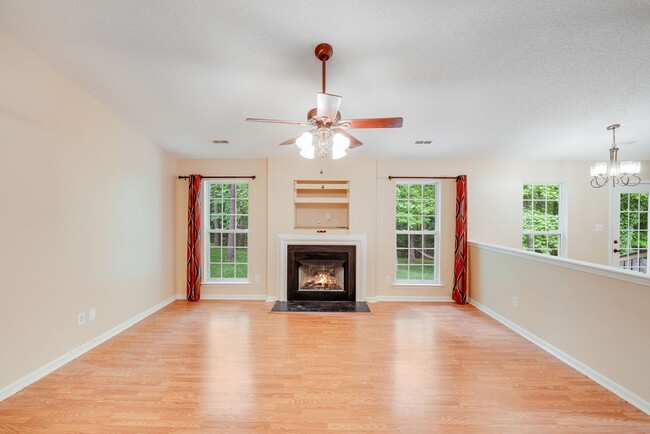 Building Photo - Comfort Meets Function in This 3BR/2BA Ced...