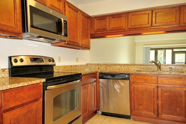 Building Photo - Dr. Phillips Townhome in Gated Community