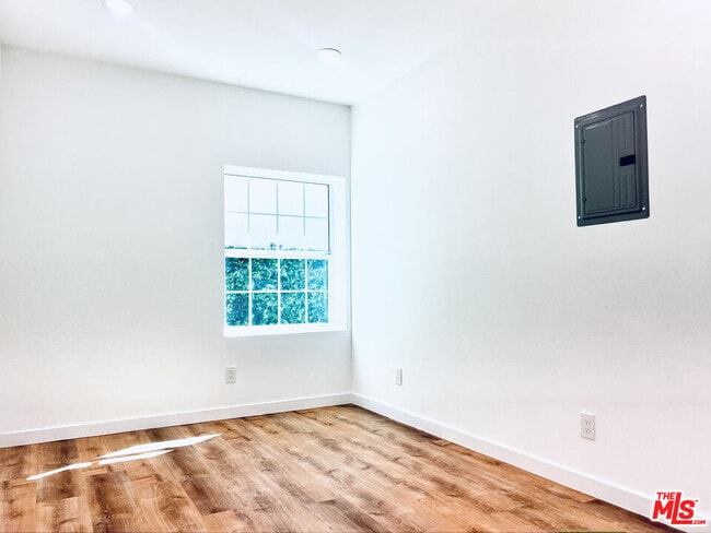 Building Photo - 938 W Glenoaks Blvd