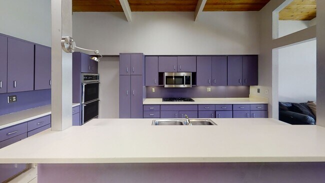 Building Photo - POOL house! BIG rooms! 8 Bedrooms (Lease o...