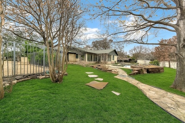 Building Photo - 26 Bounty Rd E