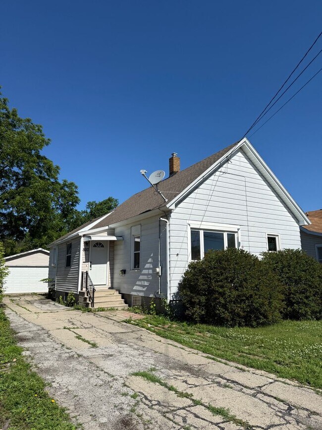 Building Photo - Three-Bedroom Home located in Oshkosh