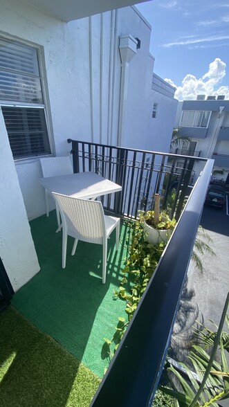 Building Photo - 2498 SW 17th Ave