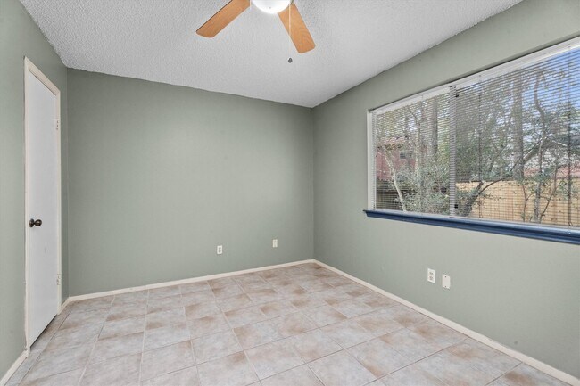 Building Photo - 6 S Pineplank Ct