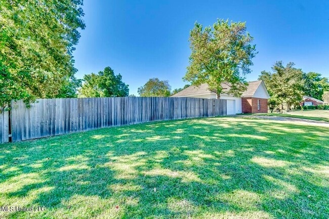 Building Photo - 301 White Oak Dr