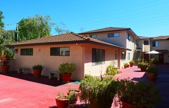Building Photo - 2 bed/2 bath Condo with new flooring, balcony