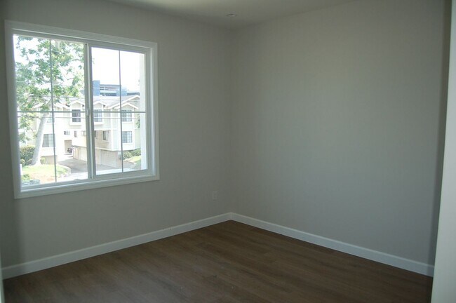Building Photo - 425 W Duarte Rd