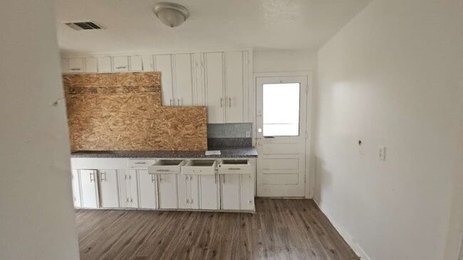 Building Photo - 121 E Riverwood Dr