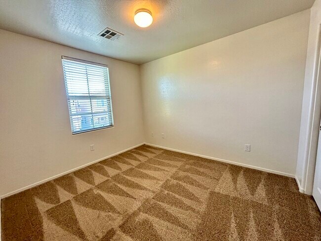 Building Photo - Carry Over Showing: This property has been...
