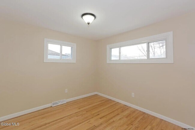 Building Photo - 614 Park Ave