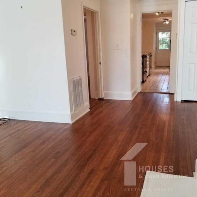 Building Photo - 203 W Faris Rd