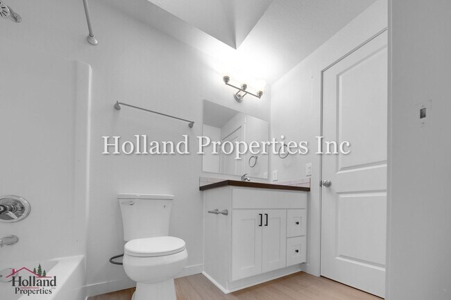 Building Photo - 9055 SW Sagert St
