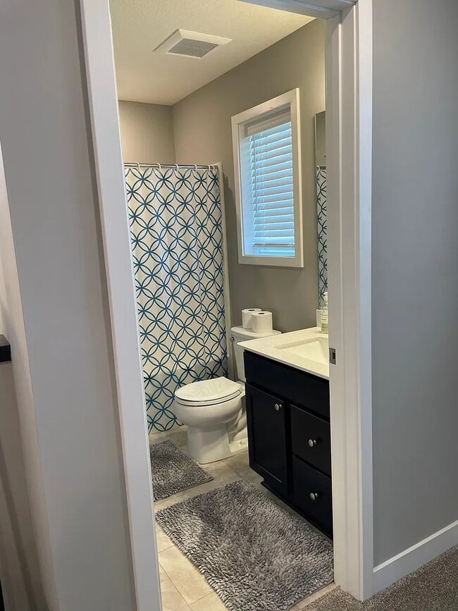 Building Photo - Awesome woodbury townhouse available!