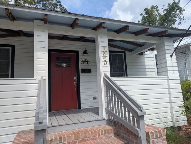 Building Photo - Stunning Fully Renovated 3-Bedroom, 2-Bathroom Cottage-Style Home