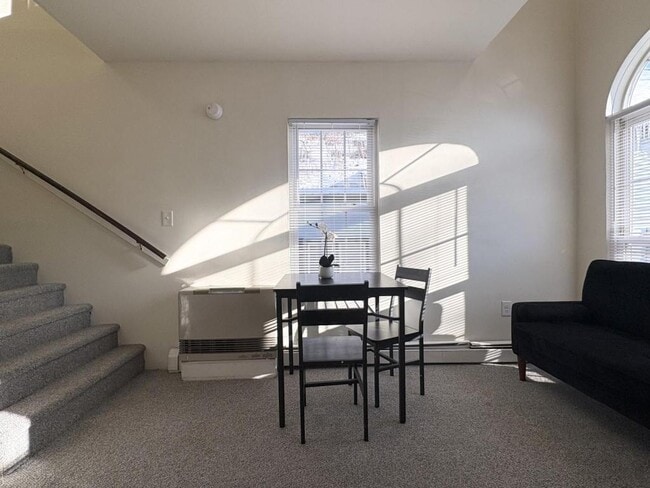 Building Photo - 171 Oak St