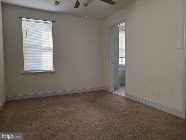 Building Photo - 250 S Washington St