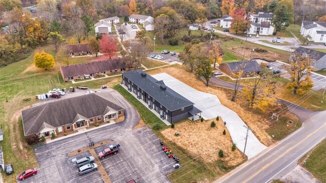 Building Photo - 913 W 9th St