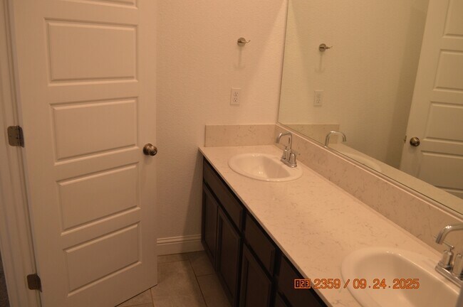 Building Photo - 2411 Urdaneta Way