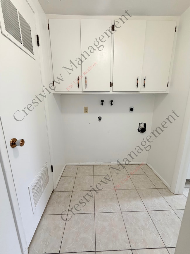 Building Photo - 549 Stringham Ave